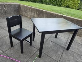 Kindertisch und Stuhl schwarz mit Gebrauchsspuren