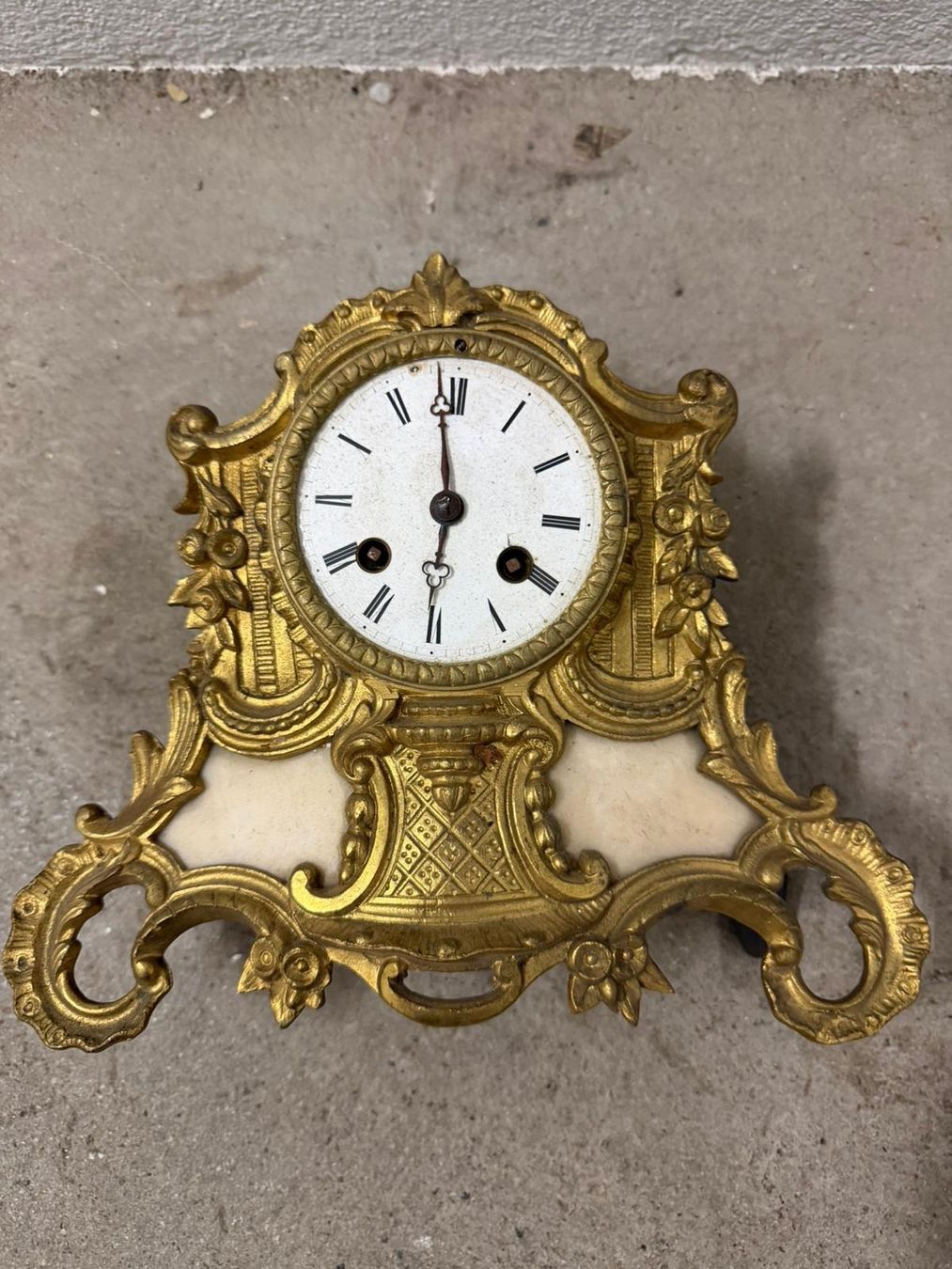 Orologi da terra & Orologi da parete: Pendule de cheminée ancienne bronze doré style Louis XV – Usato da Fribourg venduto da vibifgva