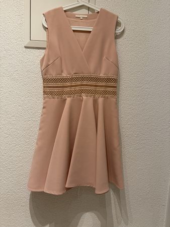 Elegantes Maje Kleid in Rosa – Grösse M, Nur einmal getragen