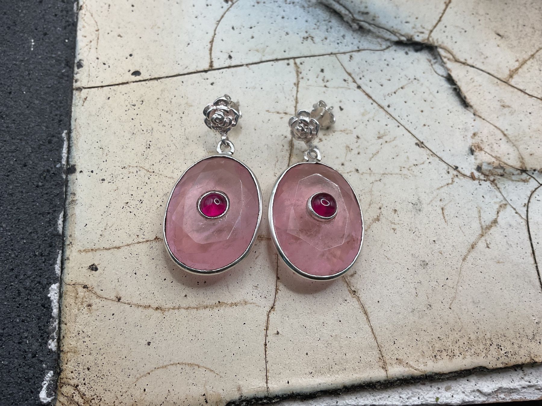 Orecchini pendenti & Orecchini a lobo: Statement Ohrstecker rosa Quarz mit kleinen Rubinen – Nuovo (secondo la descrizione) da luzern venduto da Alpendorf1