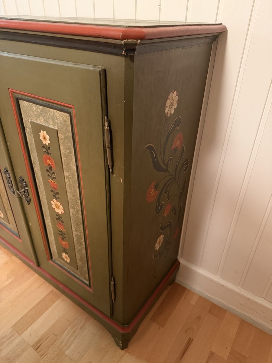 Schränke: Alter Bauernschrank mit handgemalter Blumenmalerei – Gebraucht aus Bern von Moowee 1