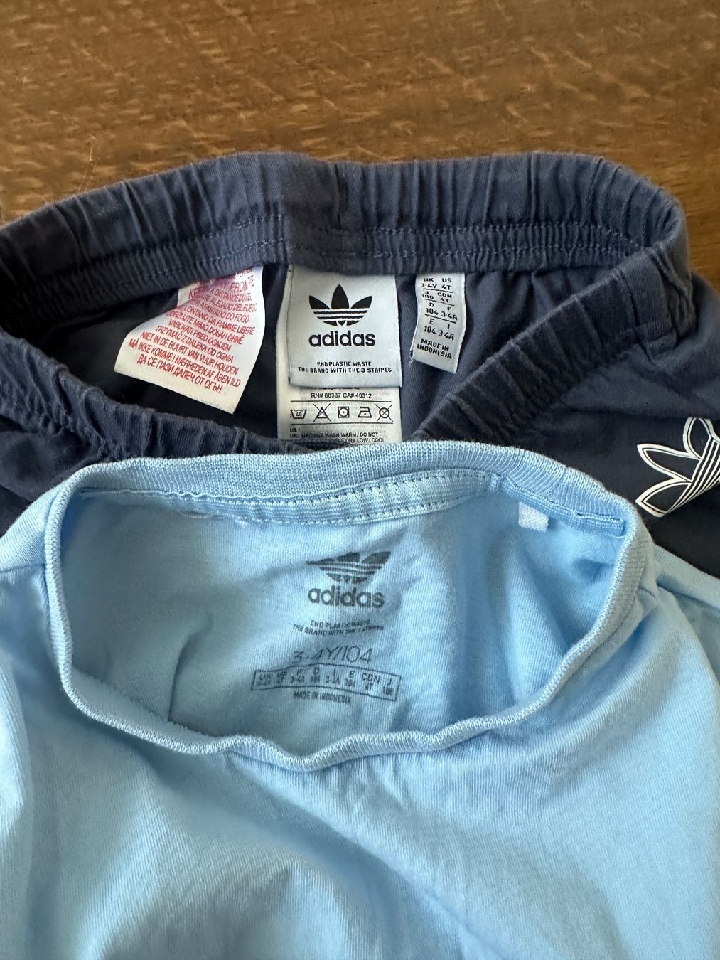 Adidas Completi: Adidas Trainer Anzug Kinder Gr 104 – Usato da Horgen venduto da Auction-Kings 1