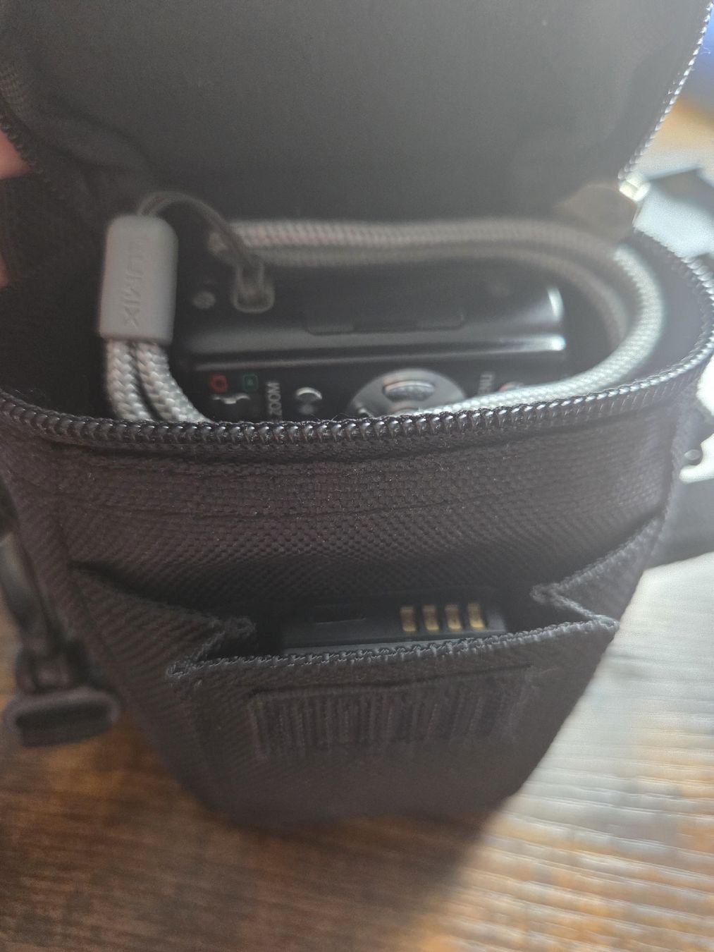 Panasonic Fotocamera: Panasonic Lumix DMC-ZX1 camera with accessories – Usato da Winterthur venduto da Maricels_Boutique 6