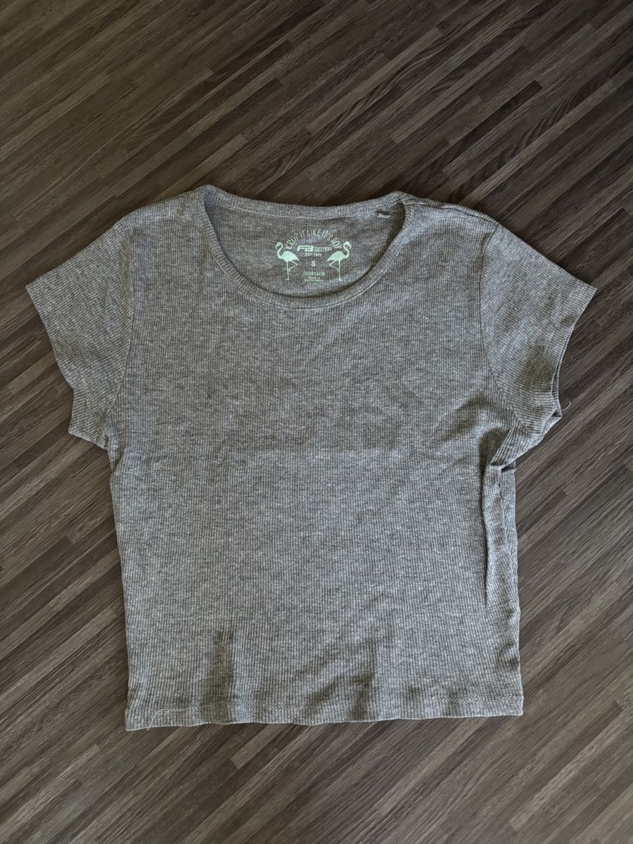 T-shirt: Graues cropped T-Shirt, Grösse S – Nuovo (secondo la descrizione) da Sumiswald venduto da fid_v269