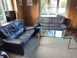 Sitzgruppe - Glastisch und zwei Ledersofas
