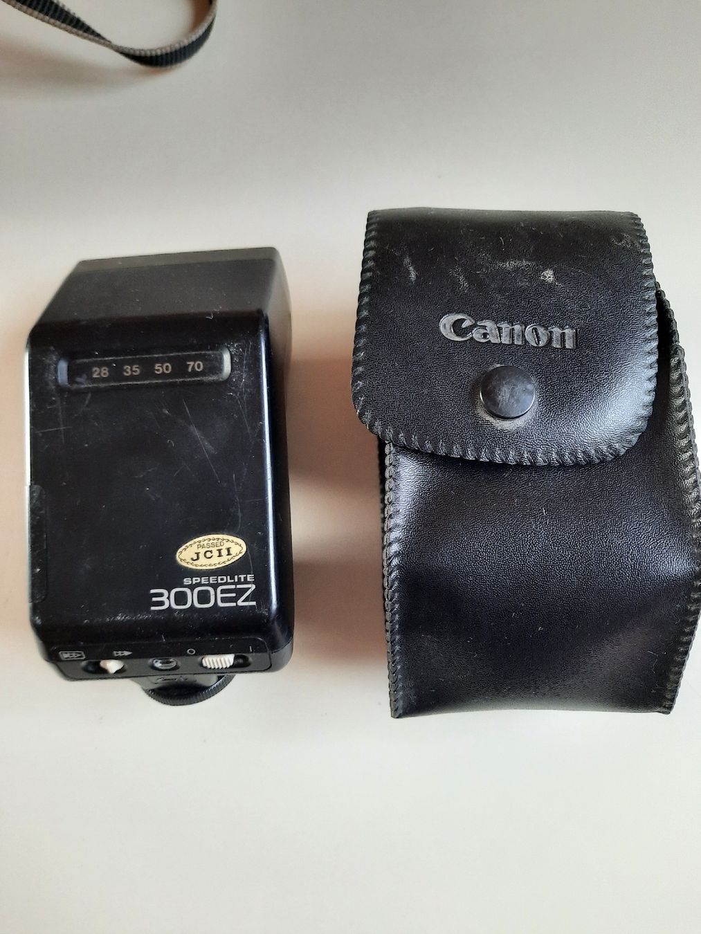 Canon Fotocamera: Analogkamera Canon EOS 1000 mit 2 Objektiven und Blitz – Usato da Nottwil venduto da mar_jqm7 8