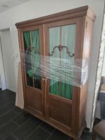 Vitrine Holz mit Glastüren und grünen Vorhängen, antik
