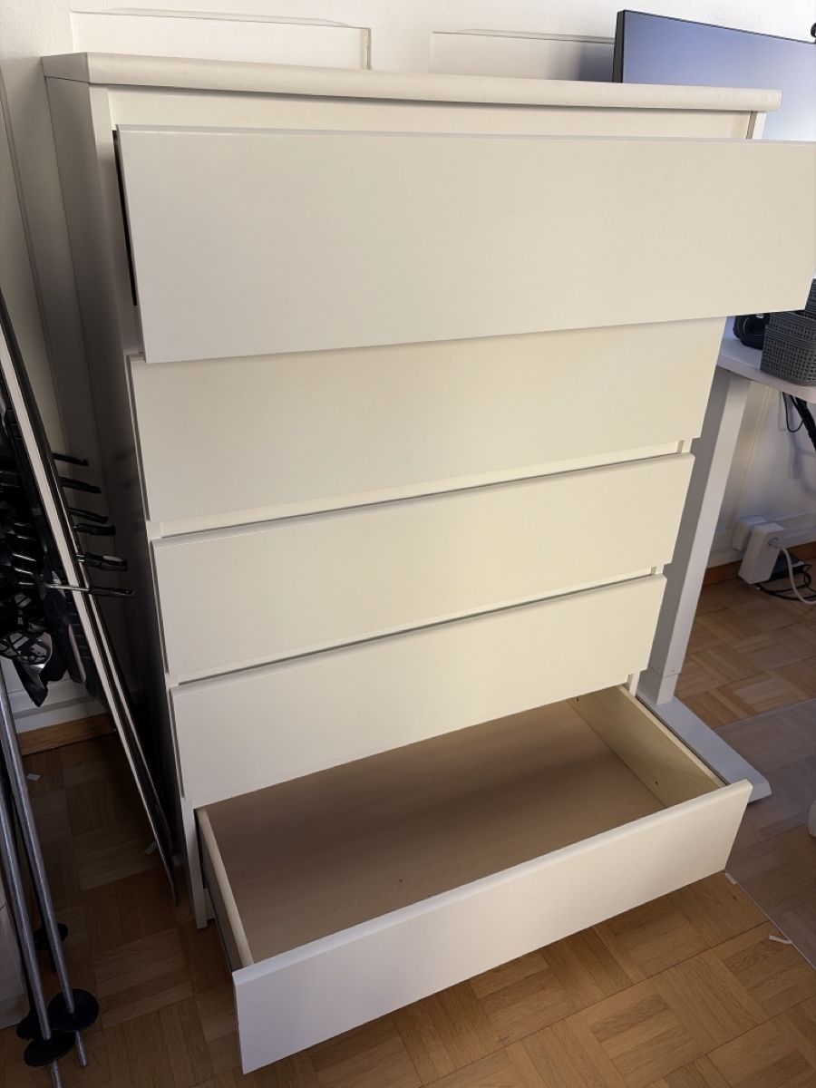 Ikea Cassettiere: IKEA MALM Kommode weiss mit 5 Schubladen – Usato da Sursee venduto da MC1Red 1