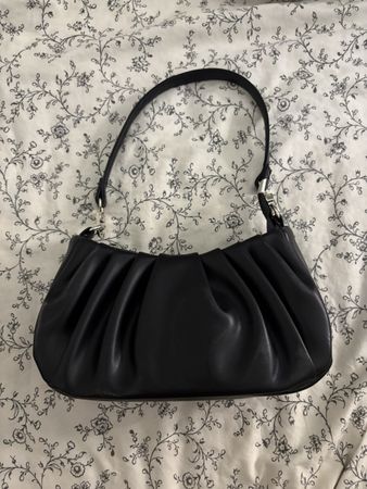 Borsa nera con pieghe, con tracolla, ottime condizioni