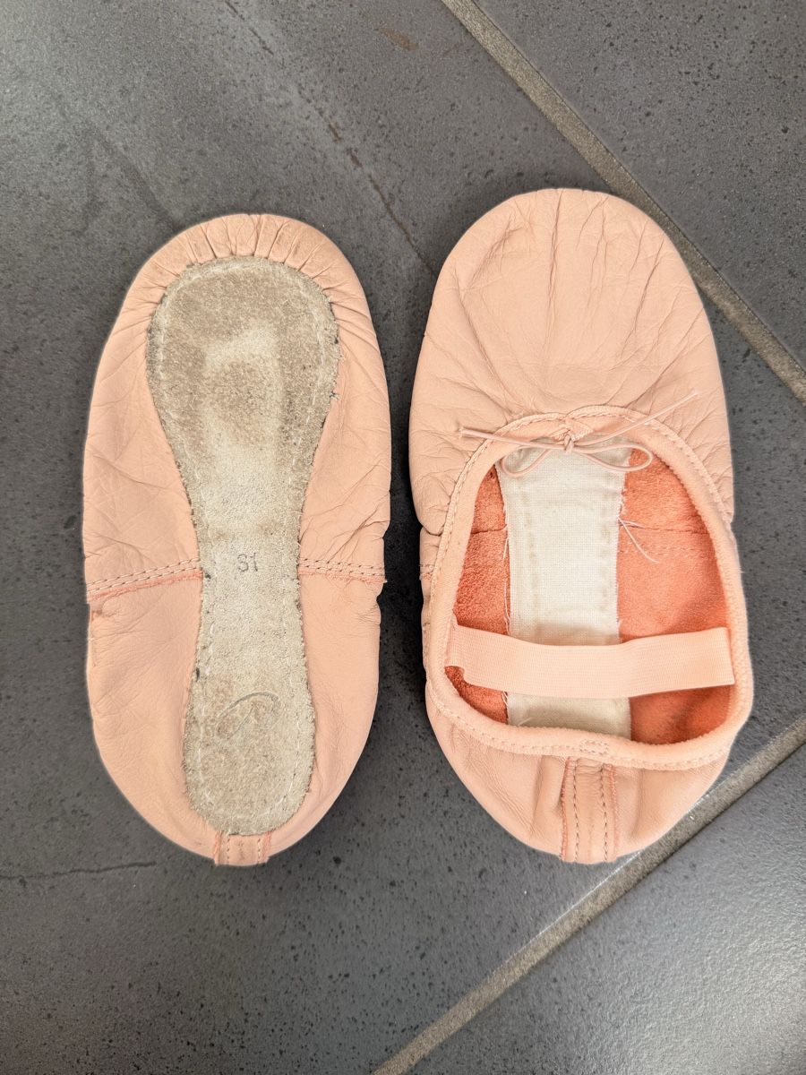 Decathlon Scarpe per ragazze: Ballettschuhe Leder rosa Grösse 31 – Usato da Aarau venduto da xiy_p5h2 1