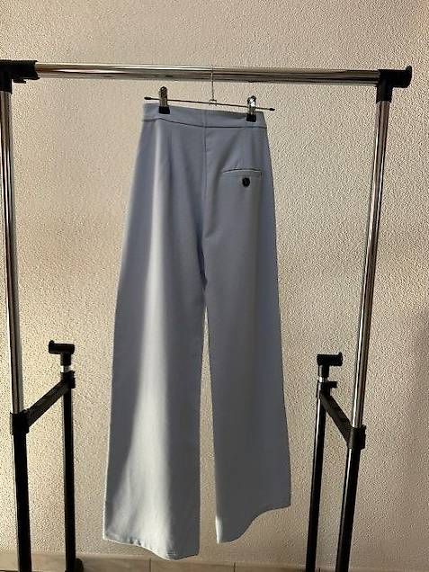Pantaloni: Bershka Stoffhose hellblau Gr.34 – Usato da Uster venduto da lor_7by9 3