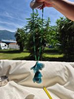 Lange handgefertigte Halskette mit türkisfarbenen Stoffblume