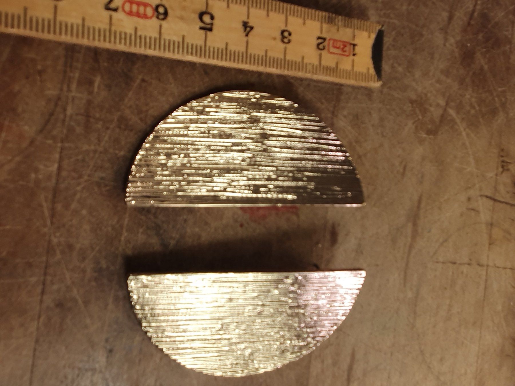 Ohrringe & -stecker: 2 Stk Ohrringe Halbmodform – Gebraucht aus Zürich von loosebone