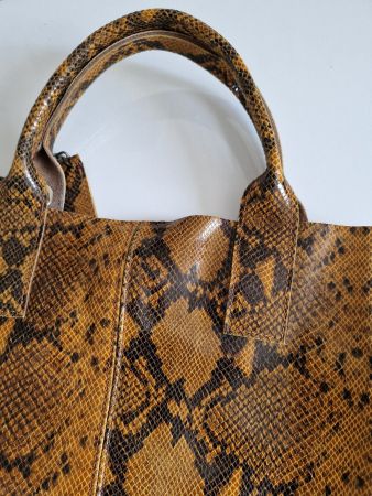 Sac shopper cuir style reptile ocre et noir