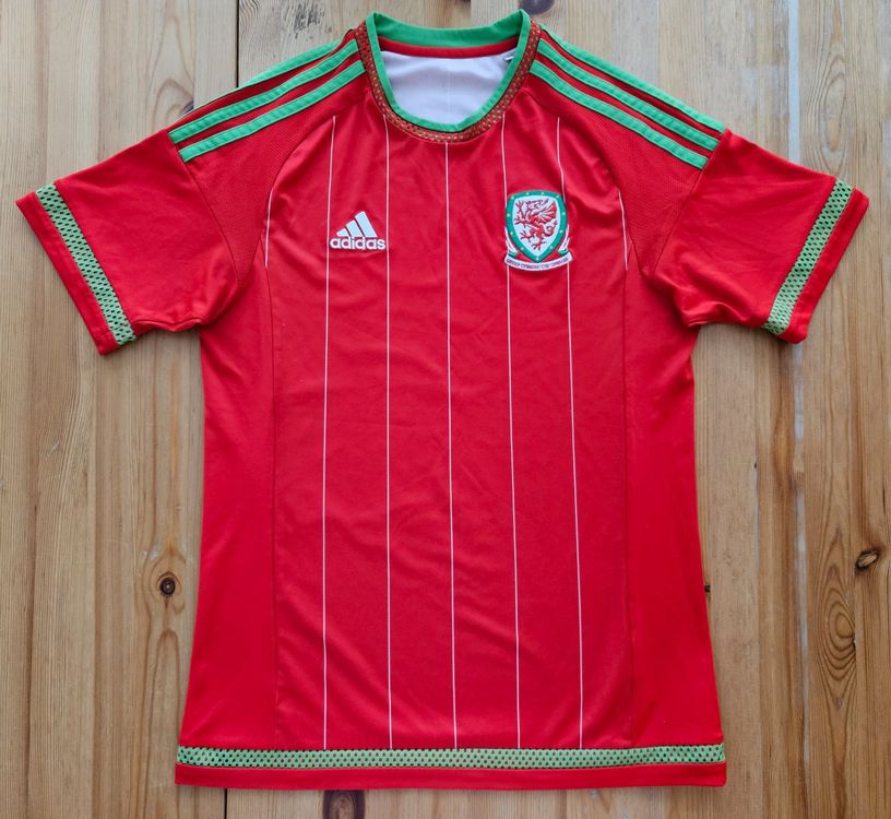 Adidas Maillots de corps & Pantalons: Trikot Wales adidas Grösse S Fussball – D'occasion à Niederrohrdorf par United-Village-Trade
