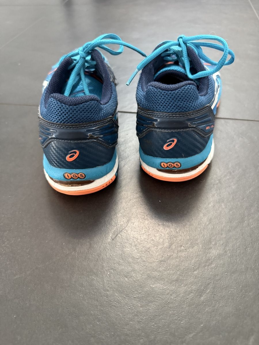 Asics Herrenschuhe: Hallenschuhe Asics Gr. 41.5 – Gebraucht aus Schmitten FR von stl 2