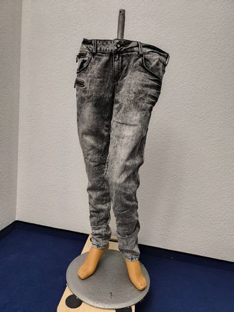 Hosen mit Nieten auf den Seiten  - Gothic, Punk, Emo