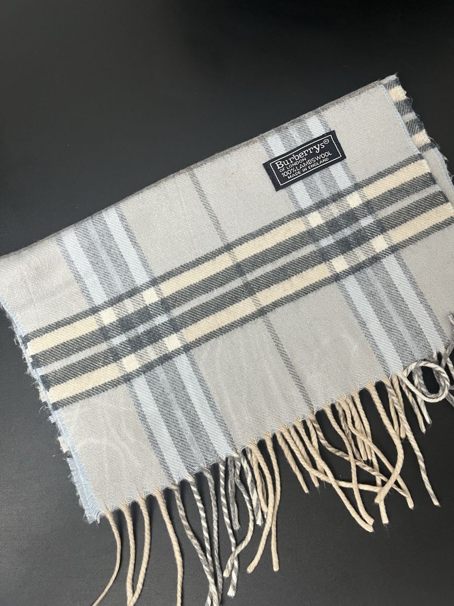 Burberry Foulards & écharpes: Echarpe Burberry authentique bleu clair monogramme  – Neuf (Voir description) à Les Avanchets par ldn.shop