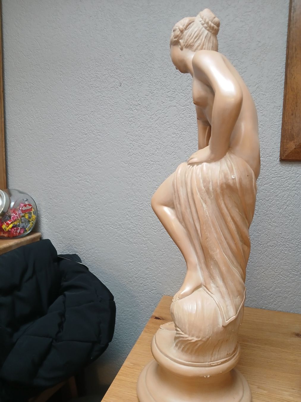 Skulpturen & Statuen: Statue décorative en plâtre - Venus au bain – Gebraucht aus Corcelles-Payerne von evalyne