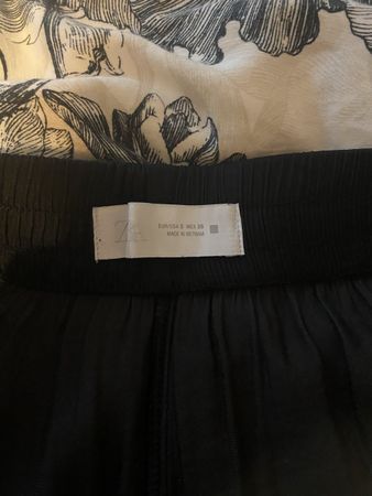 Zara Hose Schwarz Grösse S neuwertig