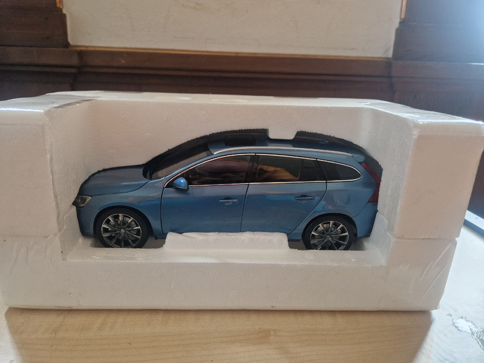 Volvo Modellautos: Rarer Volvo V60 T5 1:18 – Neu und originalverpackt aus Safenwil von saavo 5