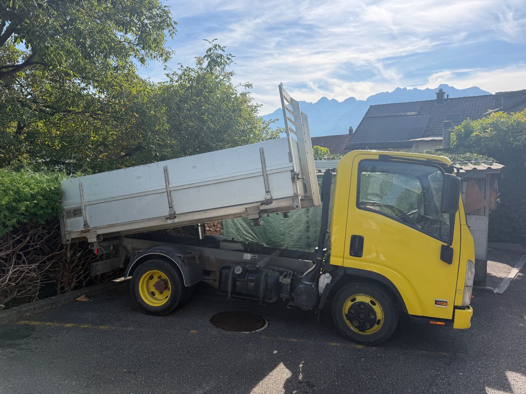 Camions-bennes: Isuzu Nlr85a – D'occasion à Eschen par fio_y5f8 4