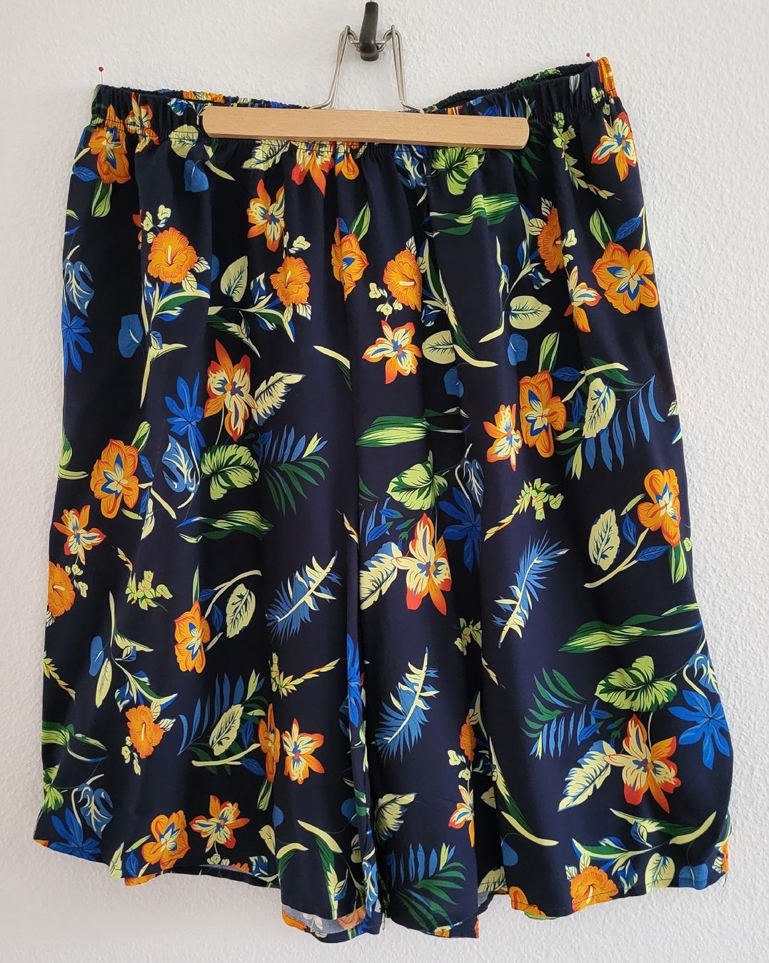 Pantaloni: Hosenrock dunkelblau mit Blumenmuster elastischer Bund – Usato da Winterthur venduto da Baer49