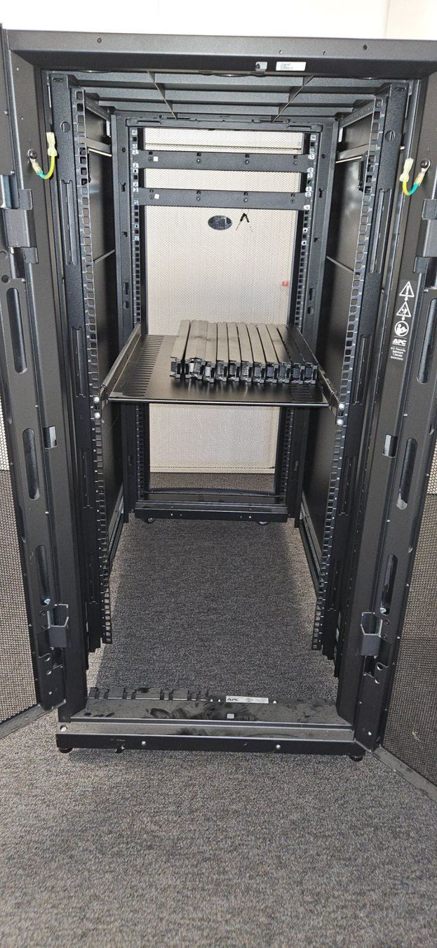 Apc Racks & Cavalletti: APC Rack 19" 24 HE – Usato da Mühlau venduto da hb9fgd 6