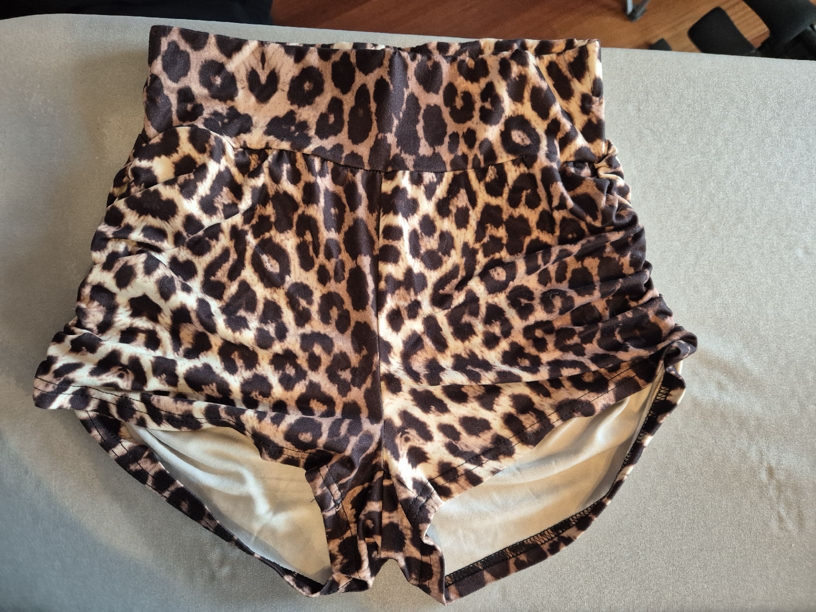 Pantaloni: Leoprint Shorts, High Waist, Größe M – Usato da Balterswil venduto da bischoftanja