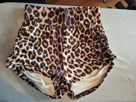 Leoprint Shorts, High Waist, Größe M