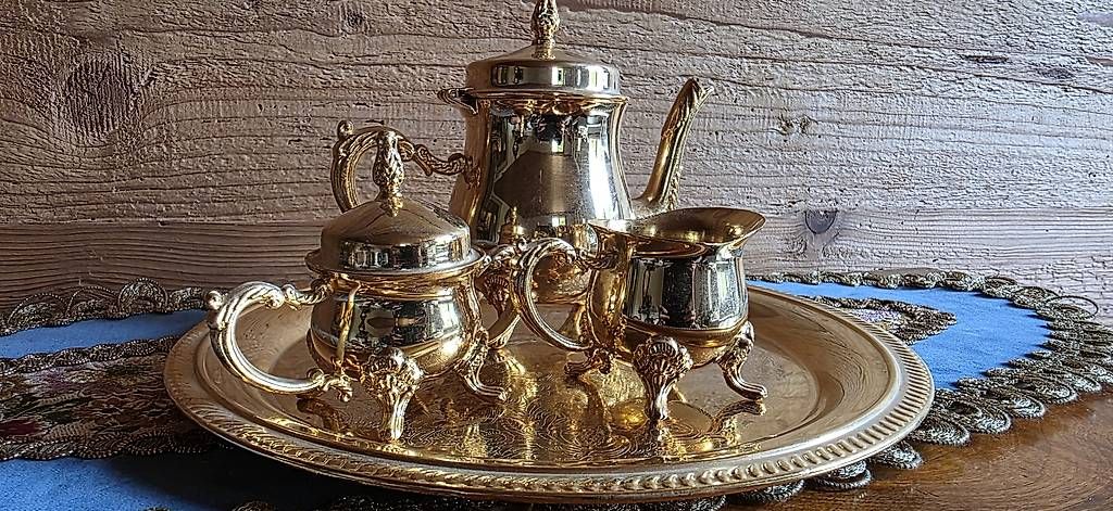 Set di piatti: Goldenes Barock Kaffee und Teeservice – Usato da Wolfhalden venduto da Nati-Nati