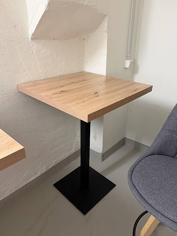 Tische: Hochtisch / Stehtisch quadratisch, Top Zustand – Gebraucht aus Zürich von iri_z8qj 1