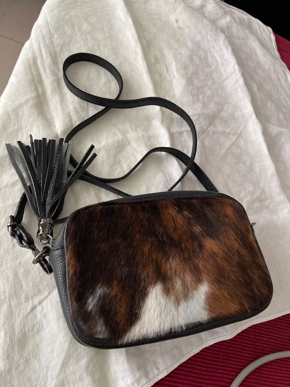 Taschen für Damen: Umhängetasche Leder Felloptik schwarz – Gebraucht aus Gutenswil von yneB1943