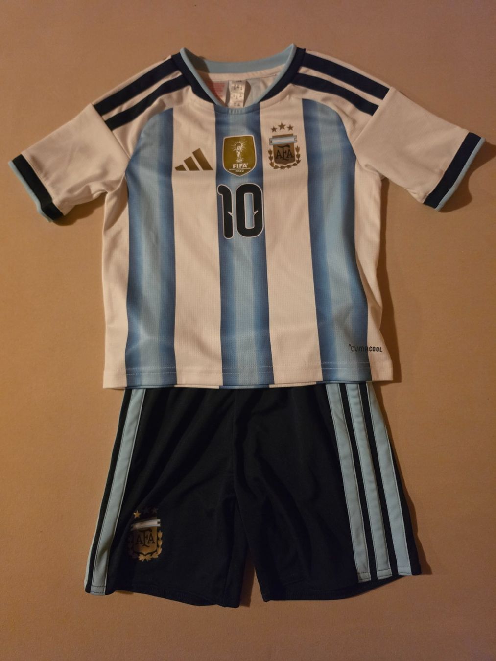 Adidas Scarpe, pantaloni & magliette da ginnastica: Messi Trikot, Gr. 116 – Usato da Hundwil venduto da and_ymz9