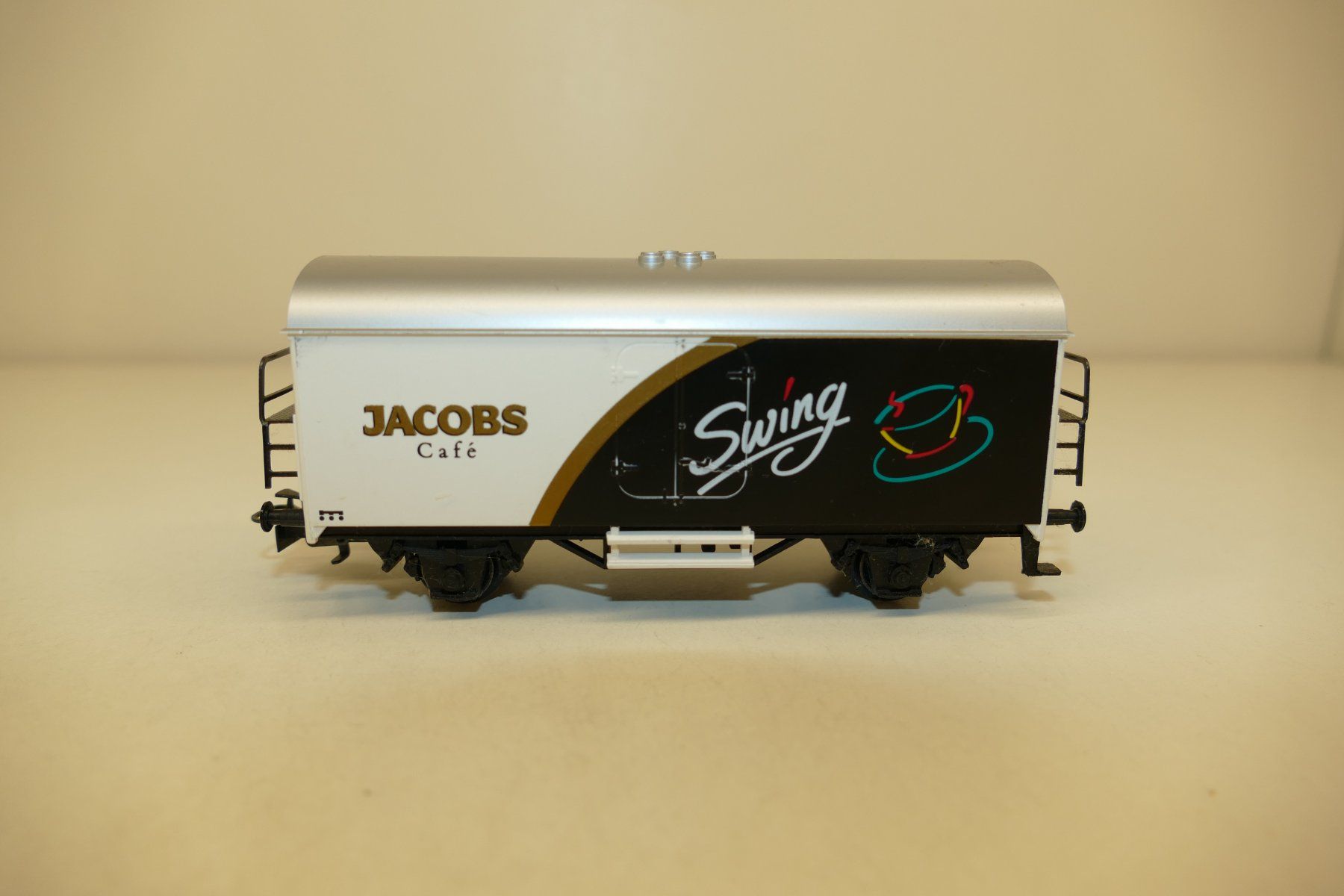 Märklin Modelleisenbahnen: Märklin H0: Jacobs Cafe Güterwagen Swing – Defekt aus Niederhasli von rail-duerst