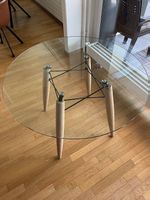 Runder Glas-Esstisch Ø110 cm mit Holzbeinen (Eames/Eiffel)