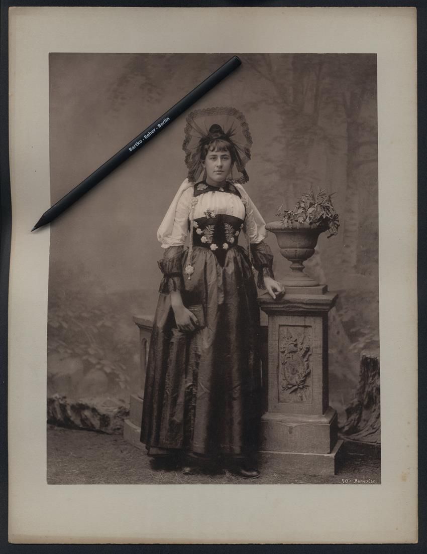 Fotografie & Manifesti: Fotografie Bern, Portrait hübsche junge – Usato da Berlin venduto da bartko-reher