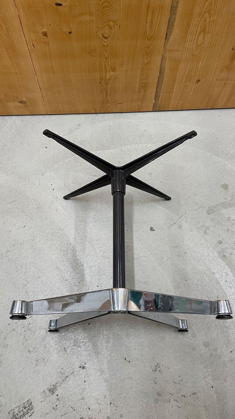 Altri mobili: Tischgestell im Eames-Stil – Usato da Basel venduto da Balthazara 1