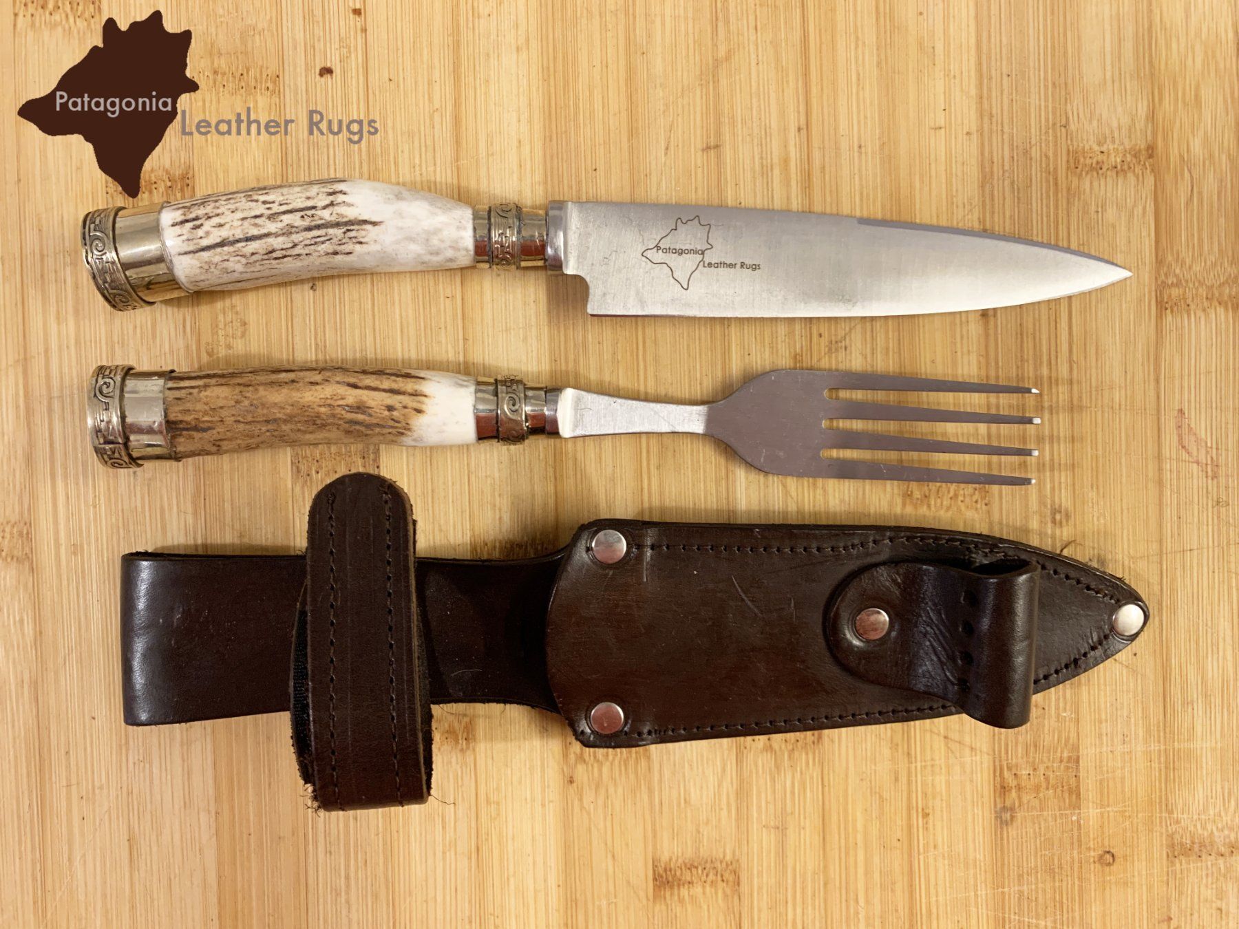 Set di posate: Messer- und Gabel-Set mit Hirschgeweih-Griffen – Nuovo e nell'imballaggio originale da Arbedo venduto da patagonialeatherrugs 1
