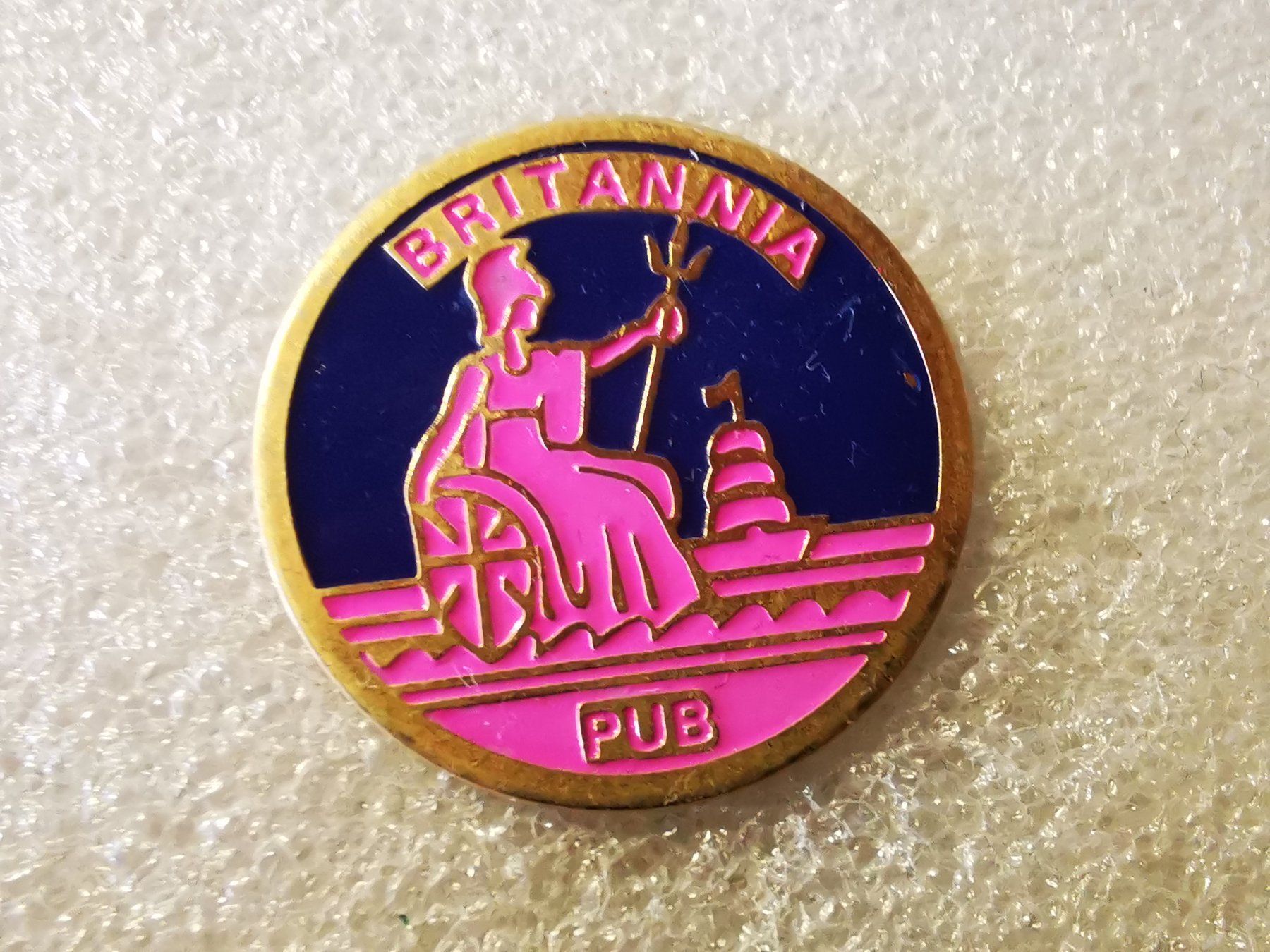 Placchette & Badge: Ansteckpin 149: Britannia Pub – Usato da Oppligen venduto da Pin-Fall-Shop