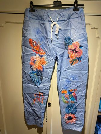 % LEICHTE HOSE BLAU-BUNT %