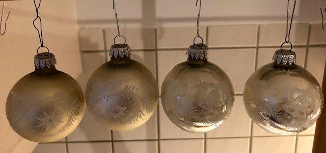Tutte le decorazioni: 4 Stück weiss/ silberfarbene Weihnachtskugeln mit Glitter – Usato da Gossau/ZH venduto da amazonas66