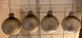 4 Stück weiss/ silberfarbene Weihnachtskugeln mit Glitter