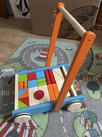 Lauflernwagen mit Bauklötzen