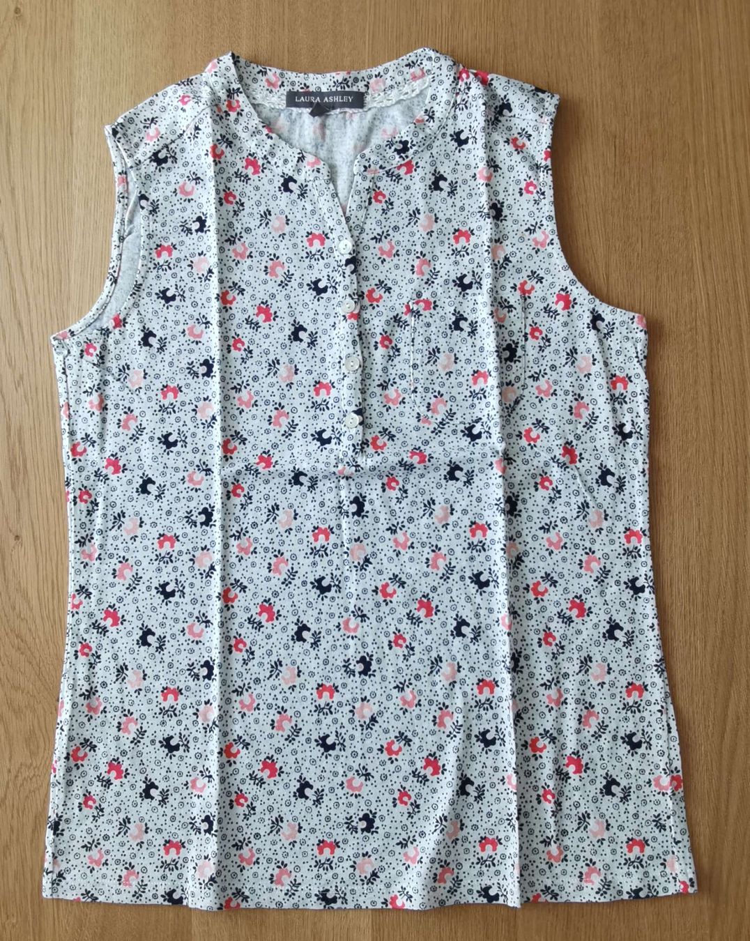 Laura Ashley Top: Trägershirt in weiss mit Blumen – Usato da Zug venduto da WickiPanda