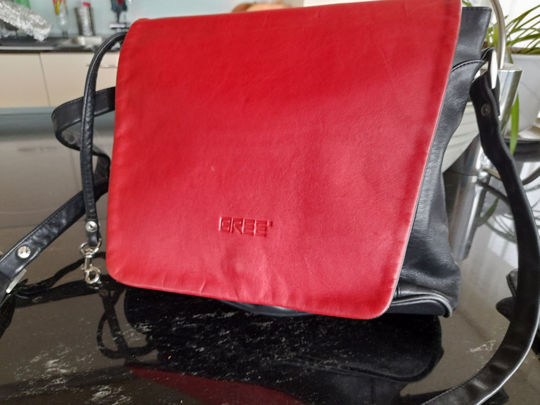 Bree Borse da donna: BREE Ledertasche Damen, schwarz, rot, gelb – Usato da Männedorf venduto da Igel24