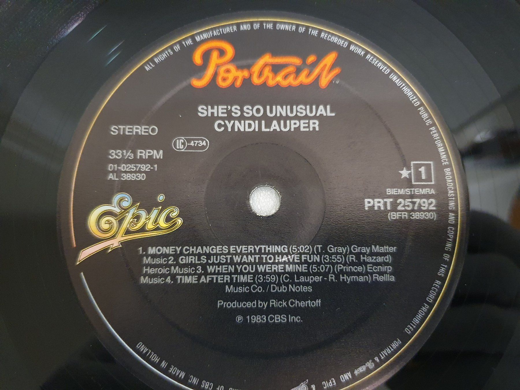 Schallplatten: Cyndi Lauper – She's So Unusual – Gebraucht aus Uster von  3