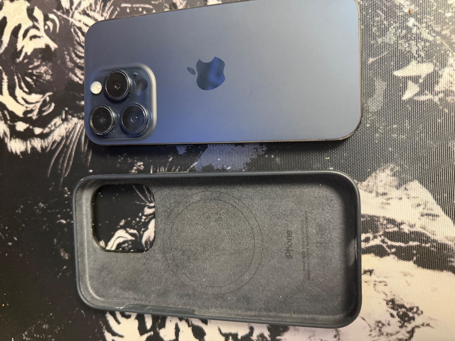 Apple Handys / Smartphones: iPhone 15 Pro con custodia in silicone colore blu scuro – Gebraucht aus Köniz von ges_786t 3