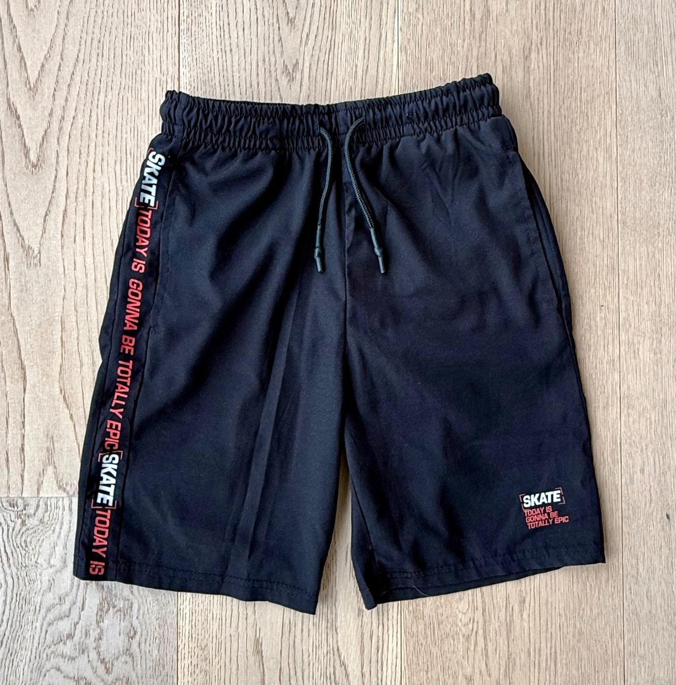 Pantaloni: Schwarze Skate-Shorts, Gr. 134 / 140 – Usato da Cham venduto da Contuc