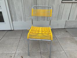 Ein Stuhl (Spaghetti Stuhl) gelb von Schaffner